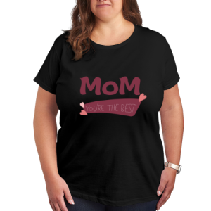 Plus size black women’s t-shirt featuring "MoM YOU'RE THE BEST" print in maroon lettering with a banner and heart accents, casual crewneck tee for Mother’s Day