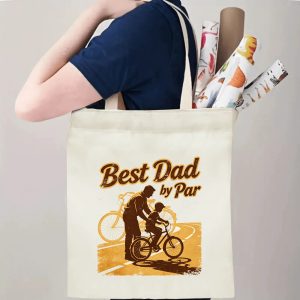 Person carrying a “Best Dad by Par” Father’s Day tote bag over the shoulder, perfect for celebrating cherished father-child memories.