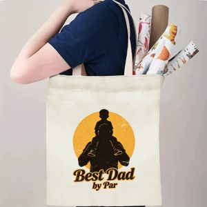 Person carrying a “Best Dad by Par” Father’s Day tote bag over the shoulder, perfect for celebrating cherished father-child memories.