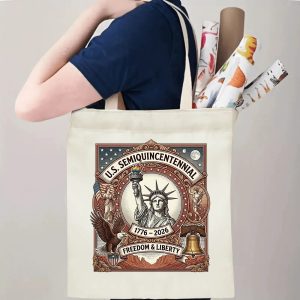Model carrying the vintage USA 250th liberty graphic canvas shoulder bag for outdoor daily commute display.