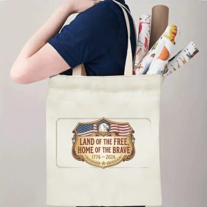 Model wearing the vintage USA 250th anniversary canvas shoulder bag to demonstrate everyday carrying effect.